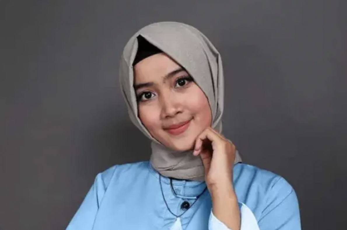 baju biru langit cocok dengan jilbab warna abu muda