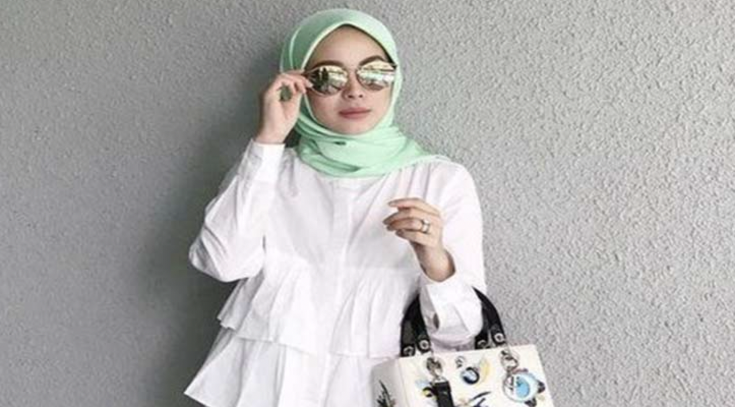 baju putih celana hitam cocok dengan jilbab warna hijau mint