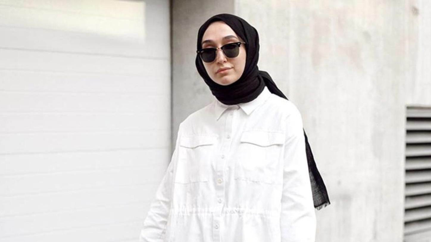 baju putih celana hitam cocok dengan jilbab warna hitam